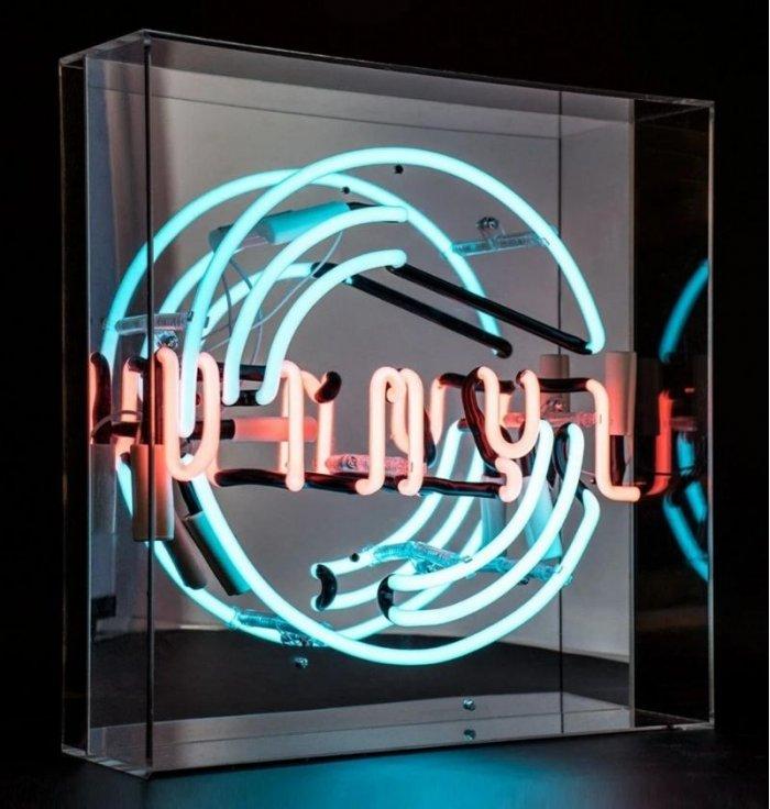 Locomocean - Box Acrylique - Vinyle - Cette néon « vinyle » est disponible en bleu et rose, enveloppée dans une belle boîte en a