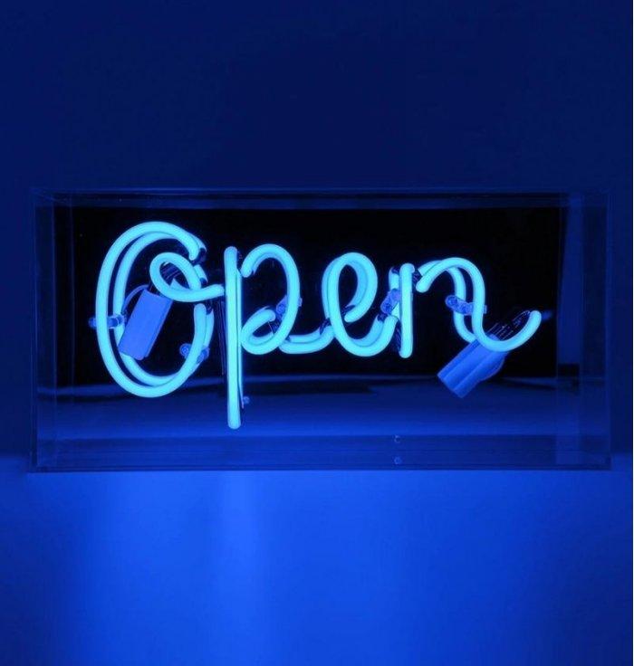 Locomocean - Box Acrylique Néon - Open - Cette néon "Open" est disponible en bleu, enveloppée dans une belle boîte en acrylique 