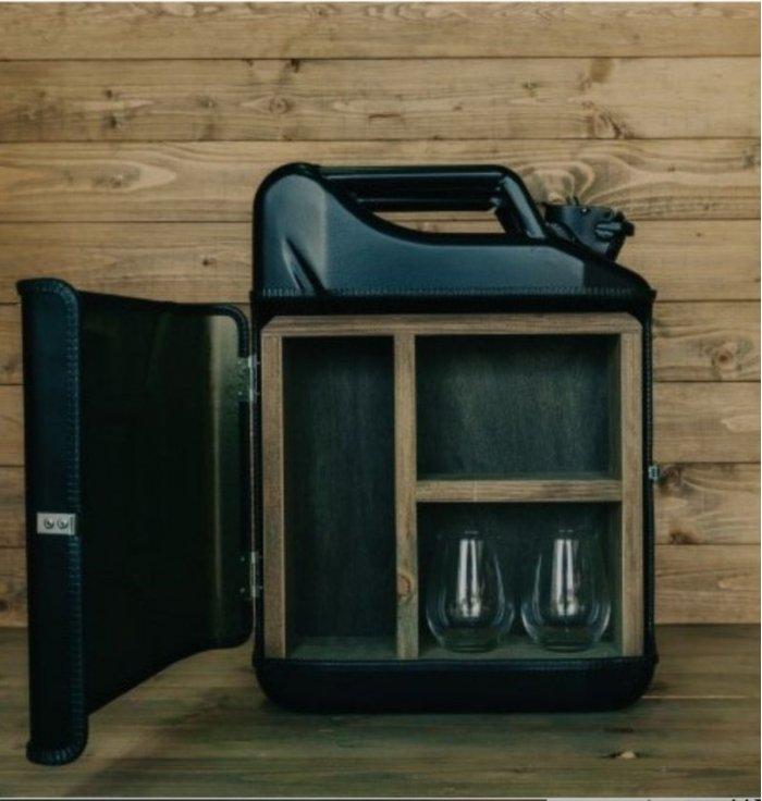Designed By Man - Jerrycan Bar - Gin - Noir - Les jerrycans en acier étaient à l'origine utilisés pour transporter le carburant 