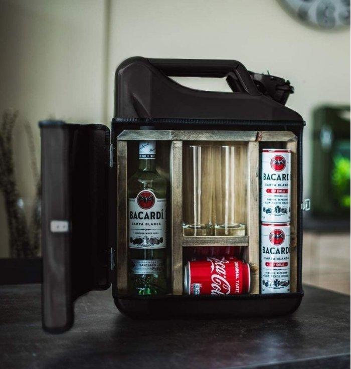 Designed By Man - Jerrycan Bar - Noir - Les jerrycans en acier étaient à l'origine utilisés pour transporter du carburant en tou