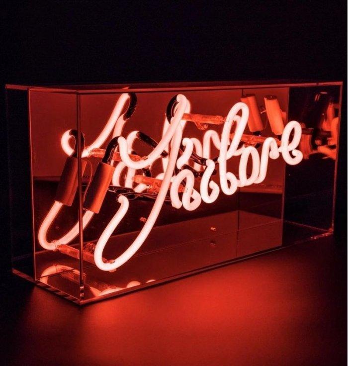 Locomocean - Box Acrylique Néon - J'adore - Cette néon "J'adore" est disponible en rouge, enveloppée dans une belle boîte en acr