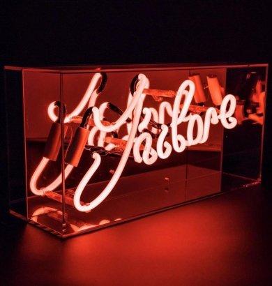 Locomocean - Box Acrylique Néon - J'adore - Cette néon "J'adore" est disponible en rouge, enveloppée dans une belle boîte en acr