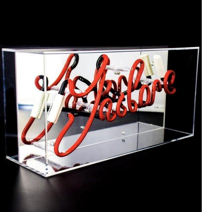 Locomocean - Box Acrylique Néon - J'adore - Cette néon "J'adore" est disponible en rouge, enveloppée dans une belle boîte en acr
