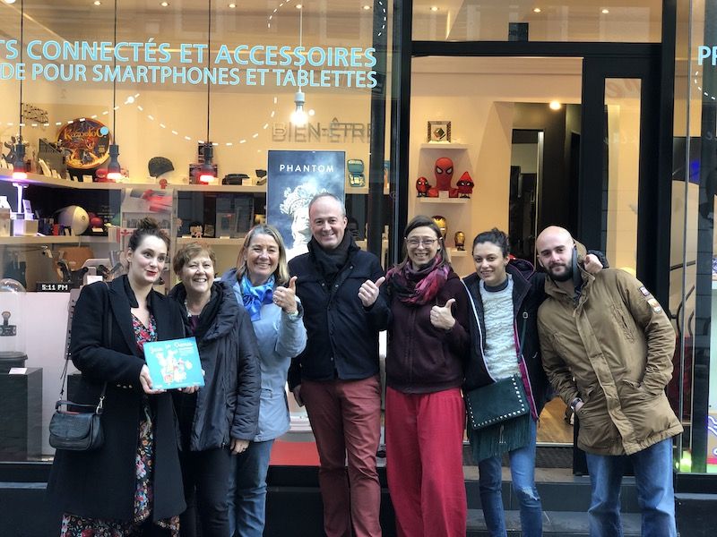 L'équipe SmartOne devant la boutique de Fontainebleau